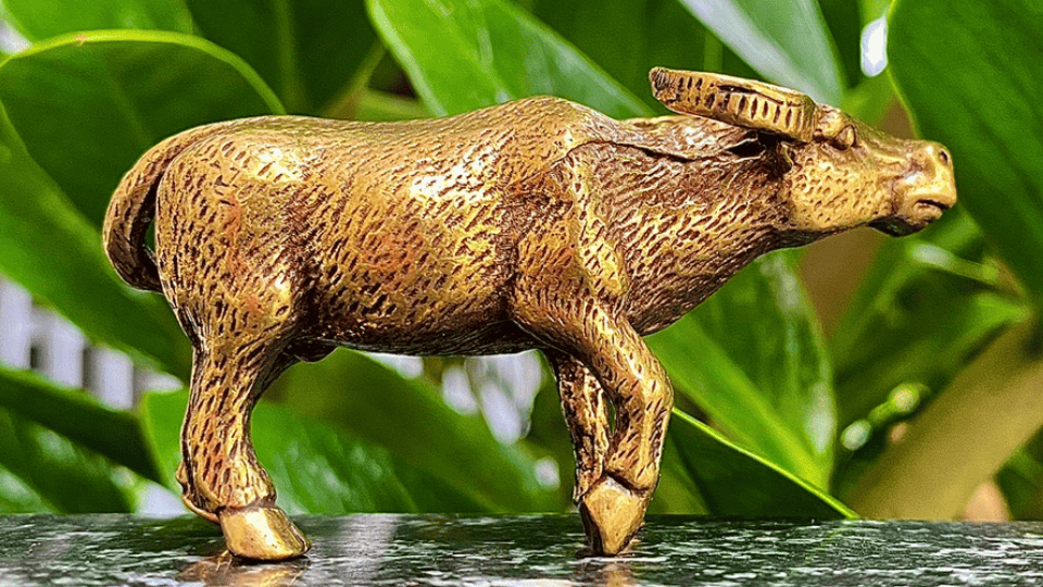Tượng Trâu Đồng: Linh Vật Phong Thủy Mạnh Mẽ, Kéo May Mắn Và Tài Lộc Vào Nhà