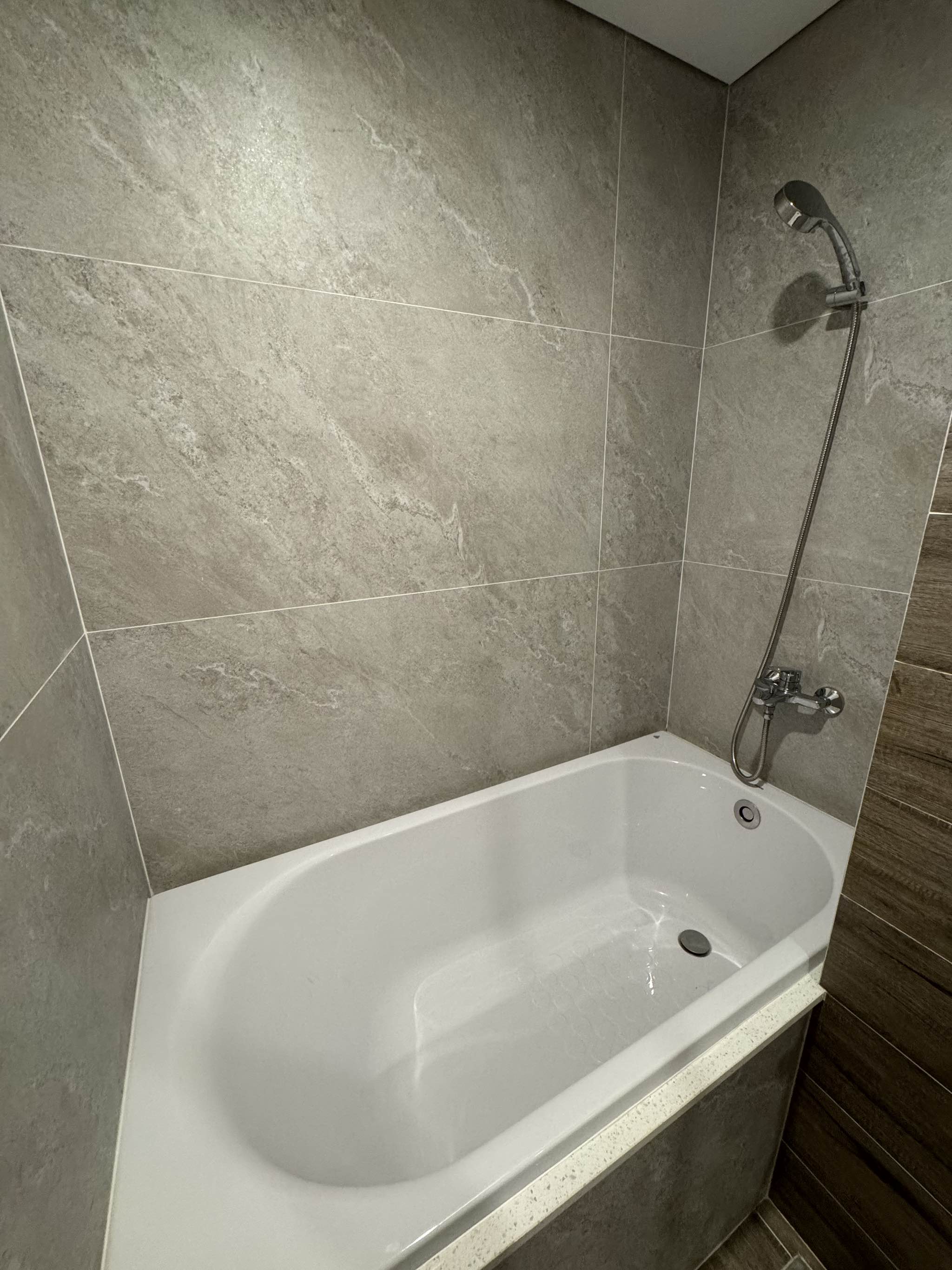 Căn hộ 2 phòng ngủ (có bồn tắm) với tầm nhìn vào làng quê Việt Nam (1012a Onsen Swanlake R1)