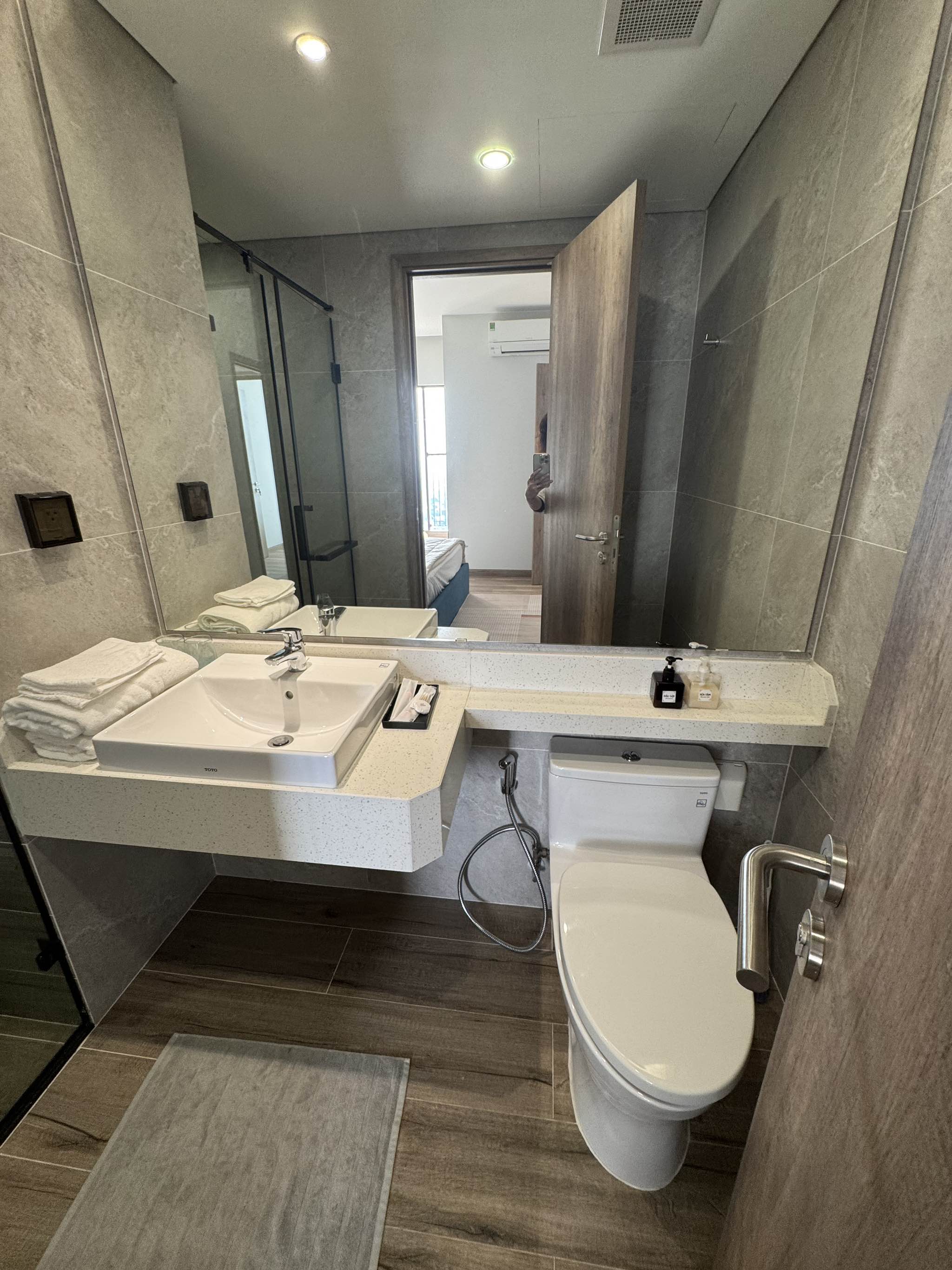 Căn hộ 2 phòng ngủ (có bồn tắm) với tầm nhìn vào làng quê Việt Nam (1012a Onsen Swanlake R1)