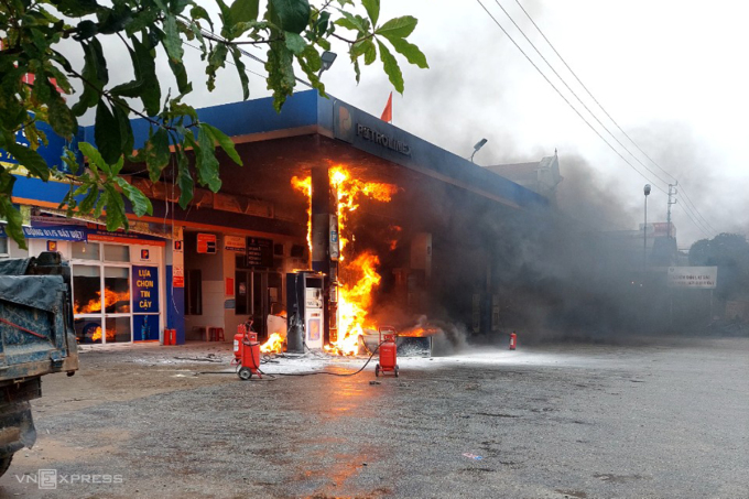 Ôtô cháy ở cây xăng