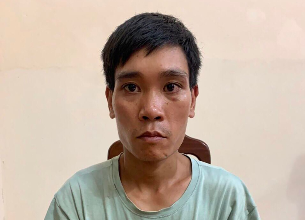 Người đàn ông xông vào trụ sở UBND chém chủ tịch thị trấn và nhiều công an