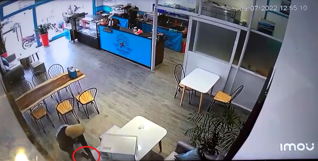 TP.HCM: Vờ mua nước rồi trộm điện thoại iPhone của nữ nhân viên