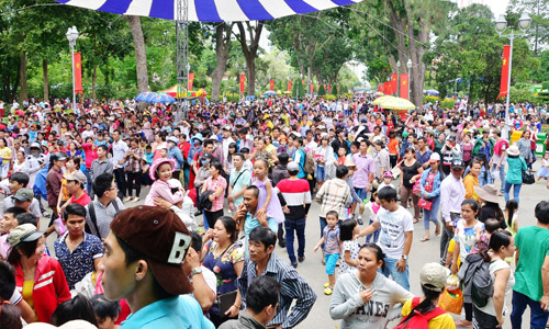 Nhiều điểm vui chơi đông nghịt người