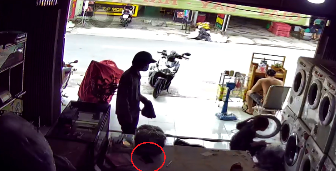 Nữ sinh khóc nghẹn vì bị trộm điện thoại lưu nhiều kỷ niệm với người bố đã mất