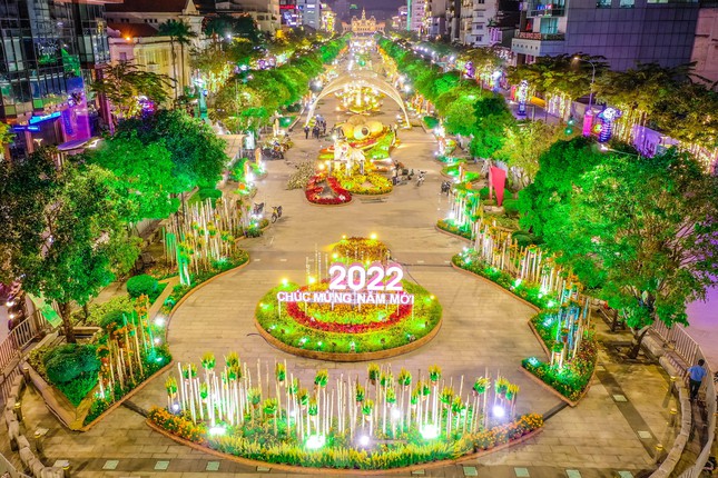 TPHCM bắn pháo hoa nghệ thuật mừng lễ 30/4