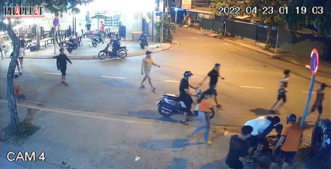 Bé trai theo mẹ bán vé số bị tông: 