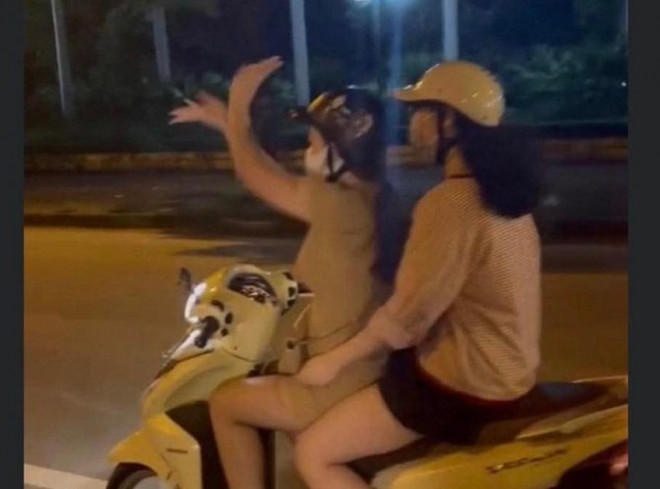 Buông 2 tay để ‘múa quạt’ khi lái xe, cô gái bị phạt 8,8 triệu đồng