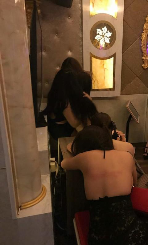 Xử lý chủ nhà hàng có nữ nhân viên ăn mặc khiêu gợi phục vụ khách