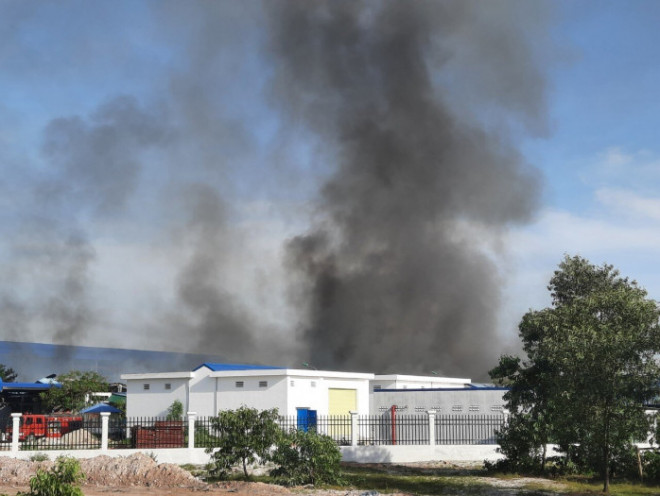 Đang cháy lớn tại nhà máy may mặc Scavi Huế trong KCN Phong Điền