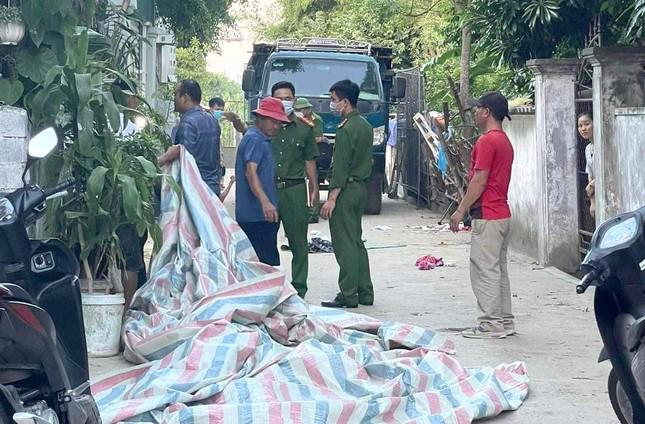 Bé gái 2 tuổi bị xe tải cán tử vong trước cổng nhà