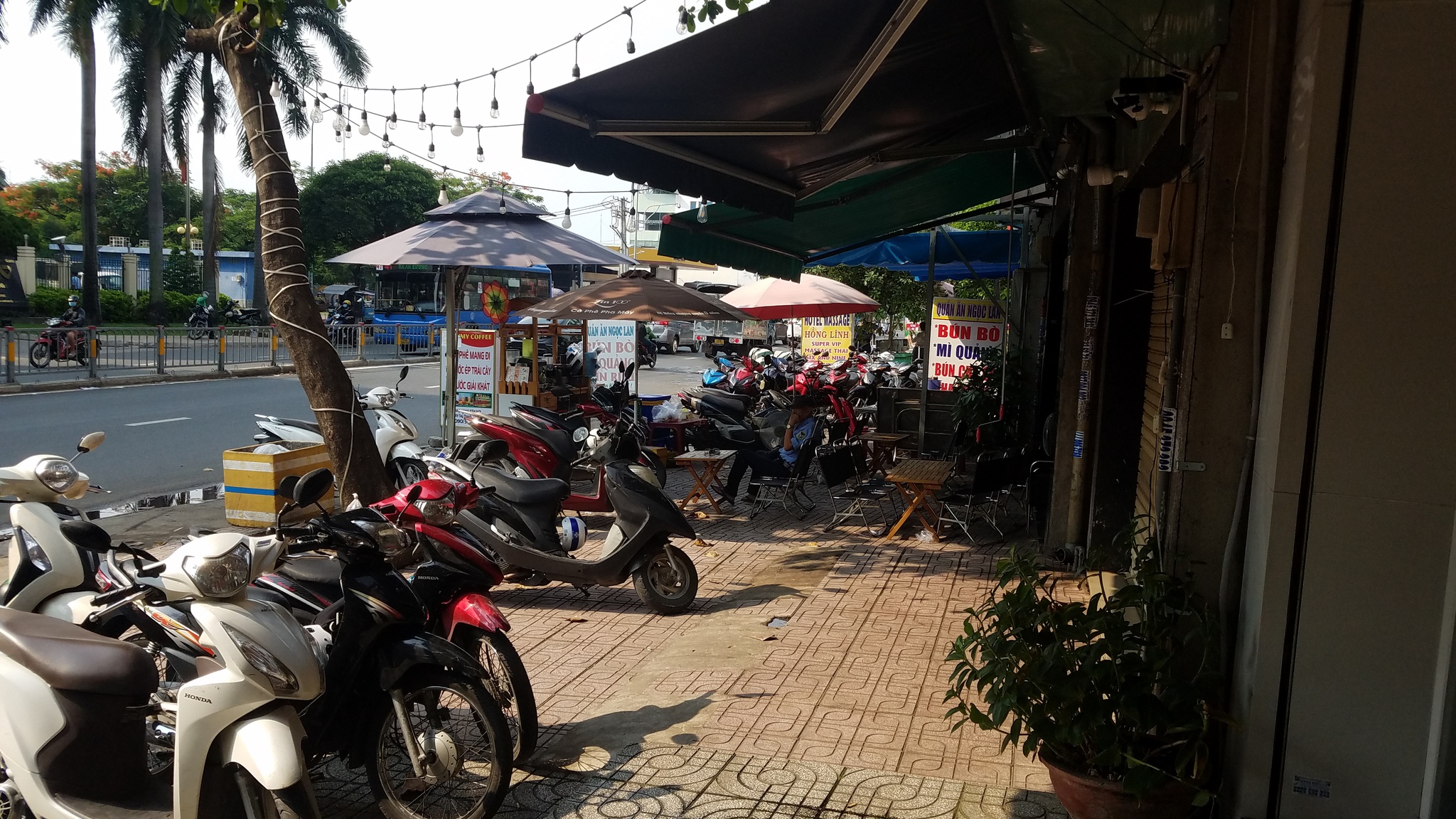 TP.HCM: Lạnh tóc gáy thanh niên bị truy đuổi chém tới tấp trên đường