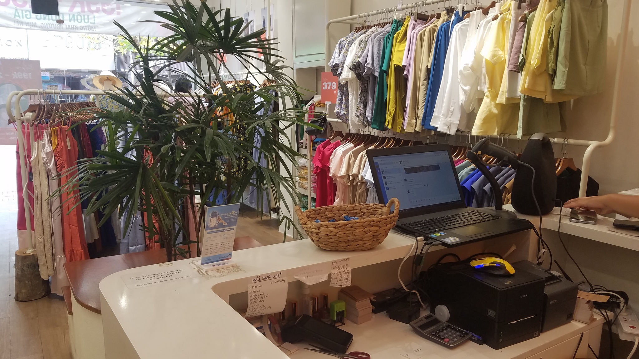 TP.HCM: Người phụ nữ vờ mua đồ, trộm điện thoại hơn 29 triệu đồng