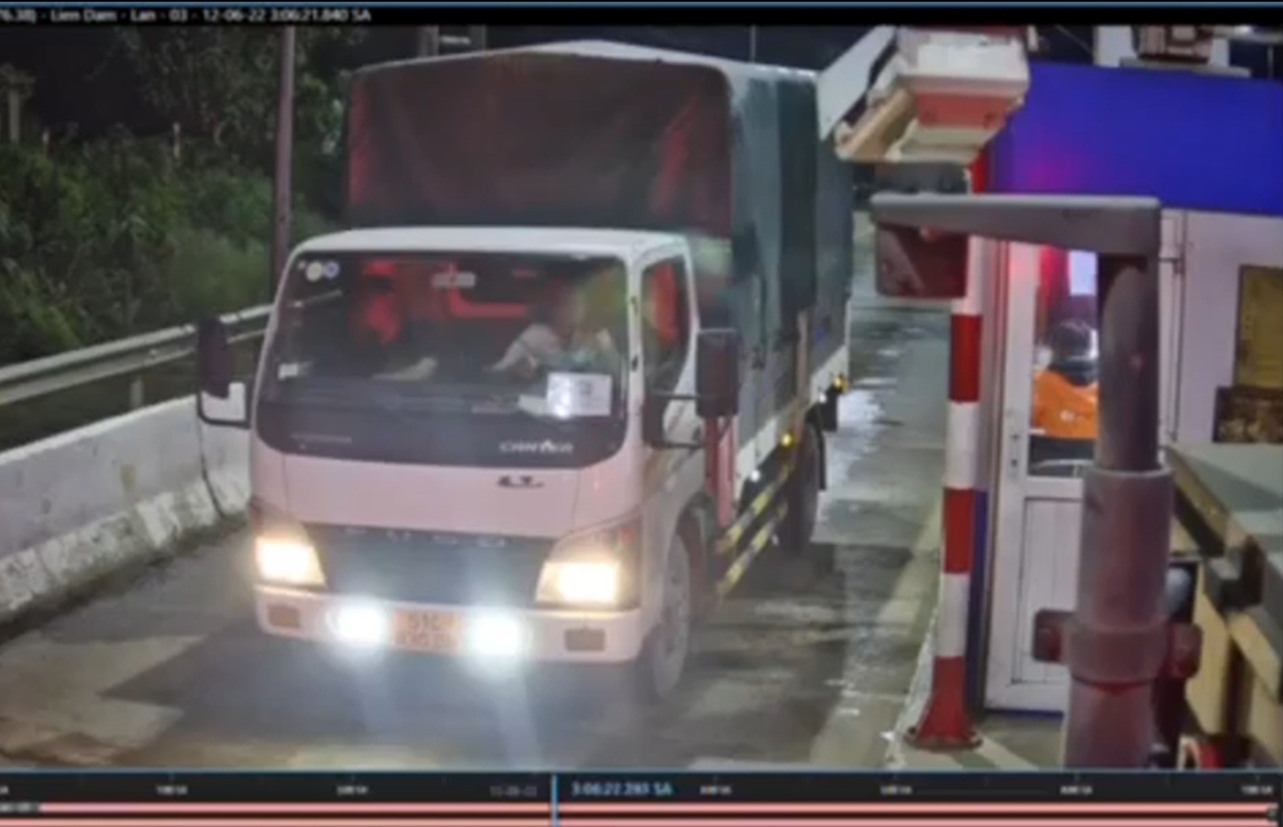 Clip tài xế bất ngờ đột quỵ ngay trạm thu phí, nhân viên cố cứu cùng điều kỳ diệu