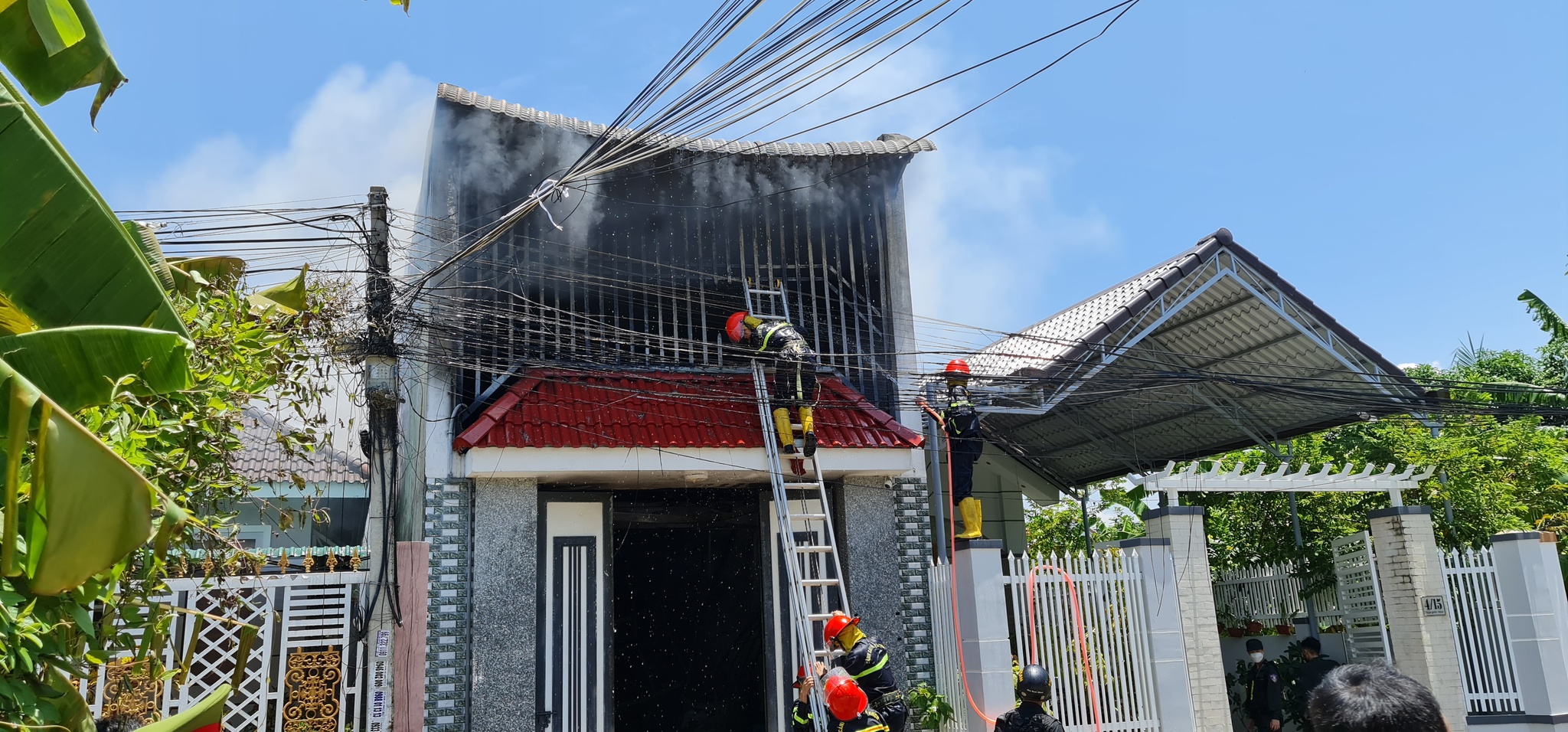 Ninh Thuận: Đang giải cứu 3 mẹ con bị mắc kẹt trong căn nhà cháy