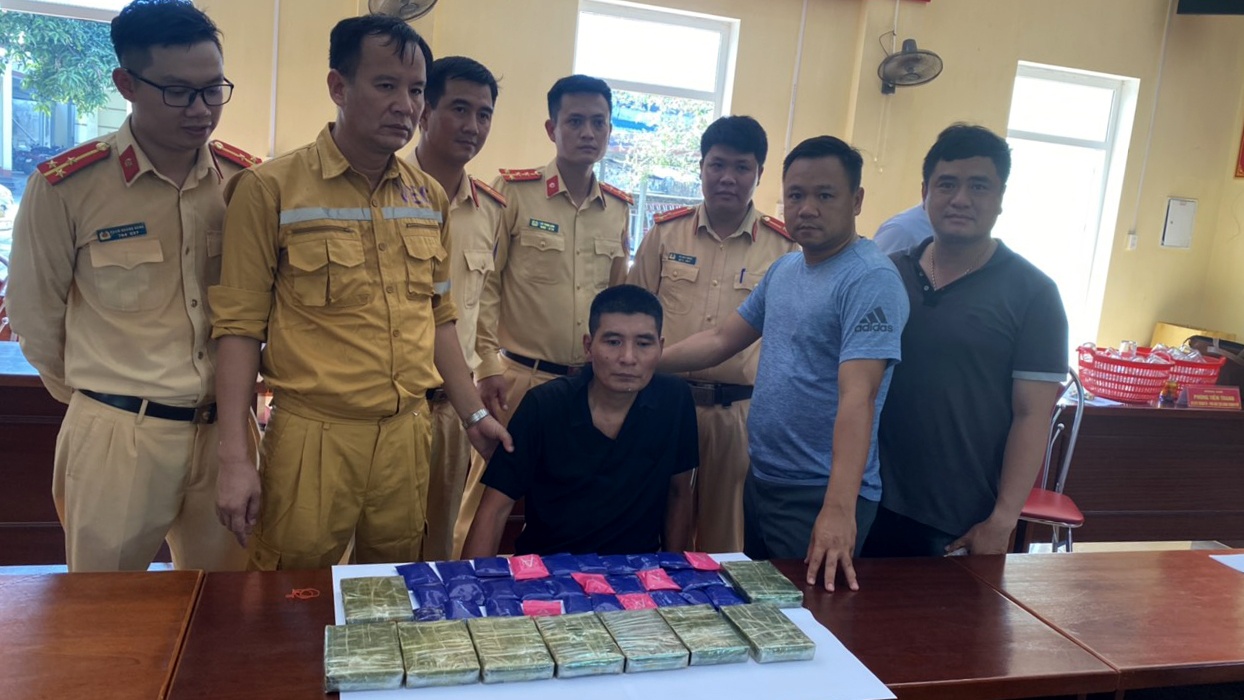 CSGT bắt nghi phạm vận chuyển 9 bánh heroin và nhiều ma túy trên cao tốc