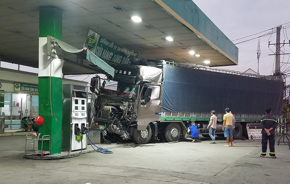 Xe tải lao vào cây xăng