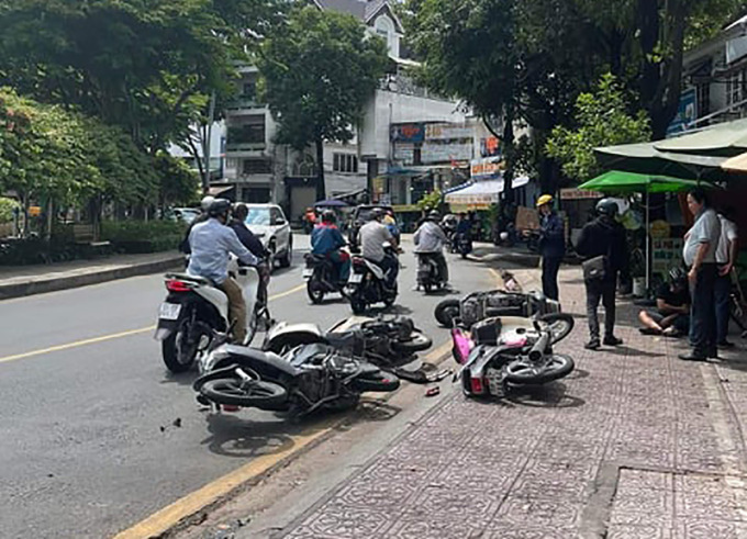 Ôtô tông loạt xe máy, 2 người bị thương