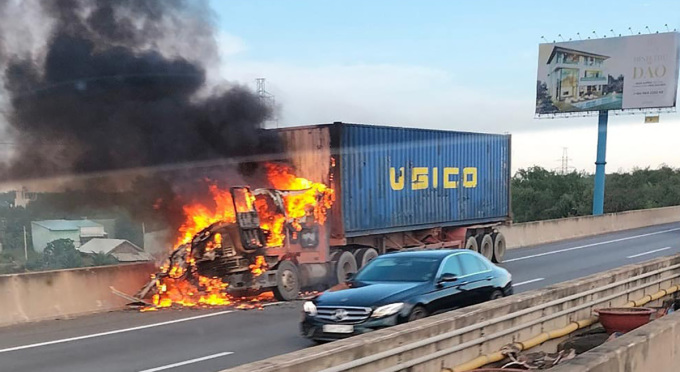 Xe đầu kéo bốc cháy trên cao tốc TP HCM - Long Thành