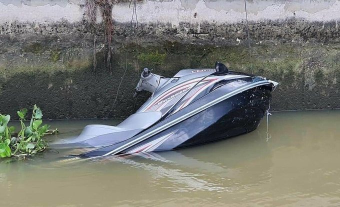 Môtô nước tông sà lan, hai người tử vong