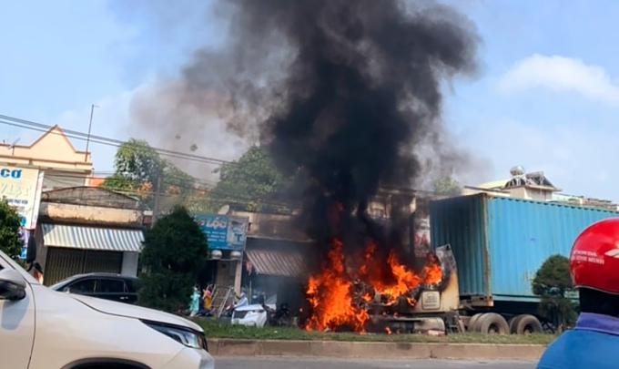 Xe container cháy ngùn ngụt