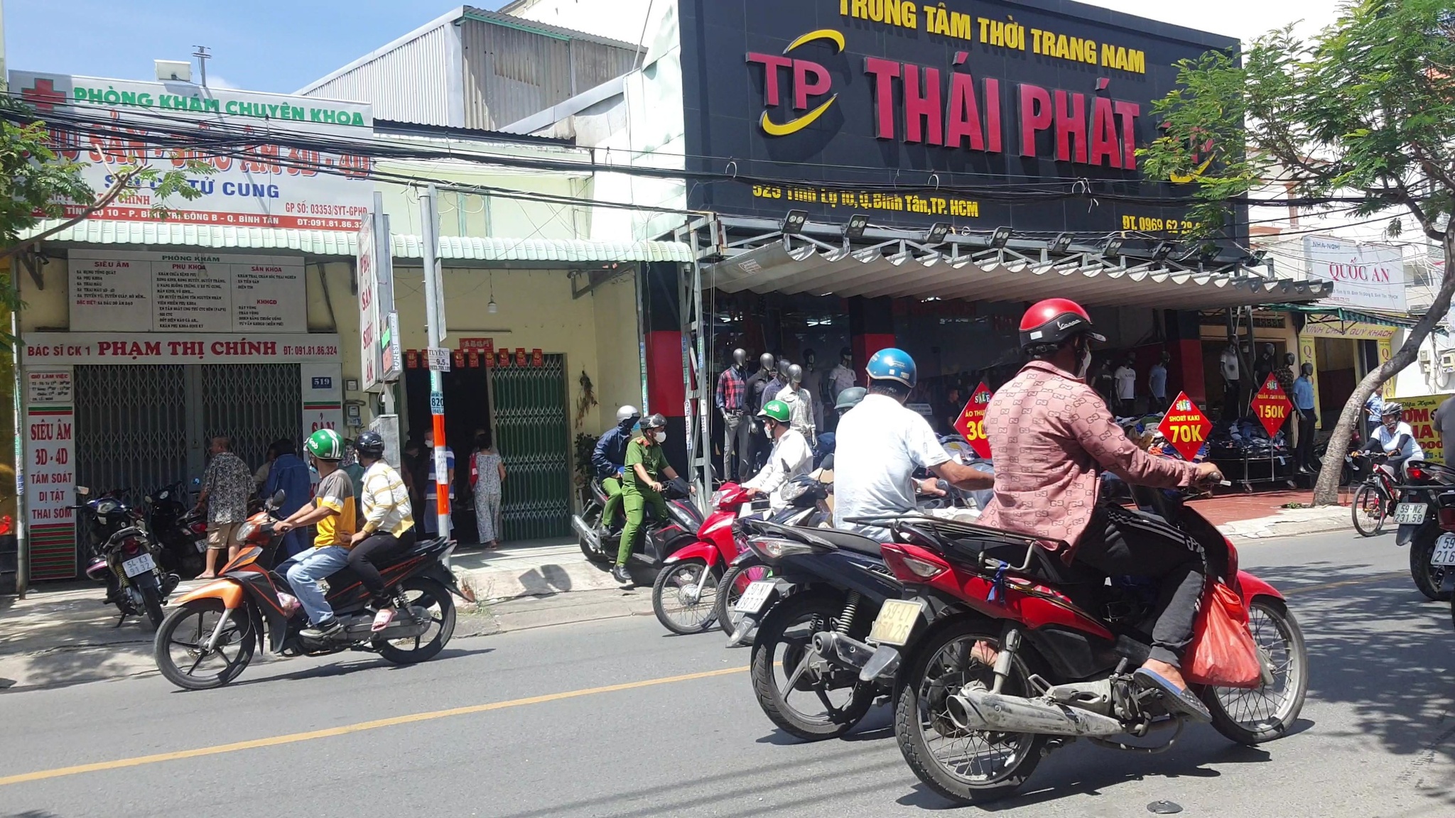 TP.HCM: Vợ ra ngoài về phát hiện chồng tử vong trong tư thế treo cổ
