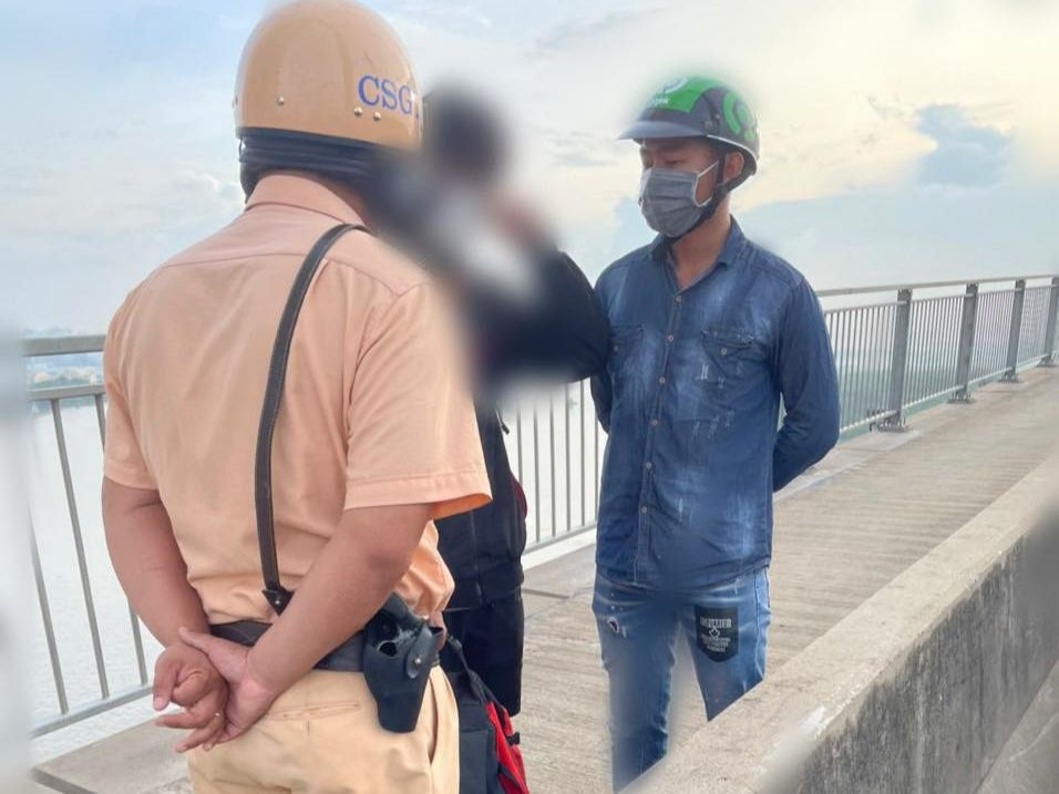 TP.HCM: 2 chiến sĩ CSGT ngăn chặn kịp thời nam thanh niên định nhảy cầu tự tử
