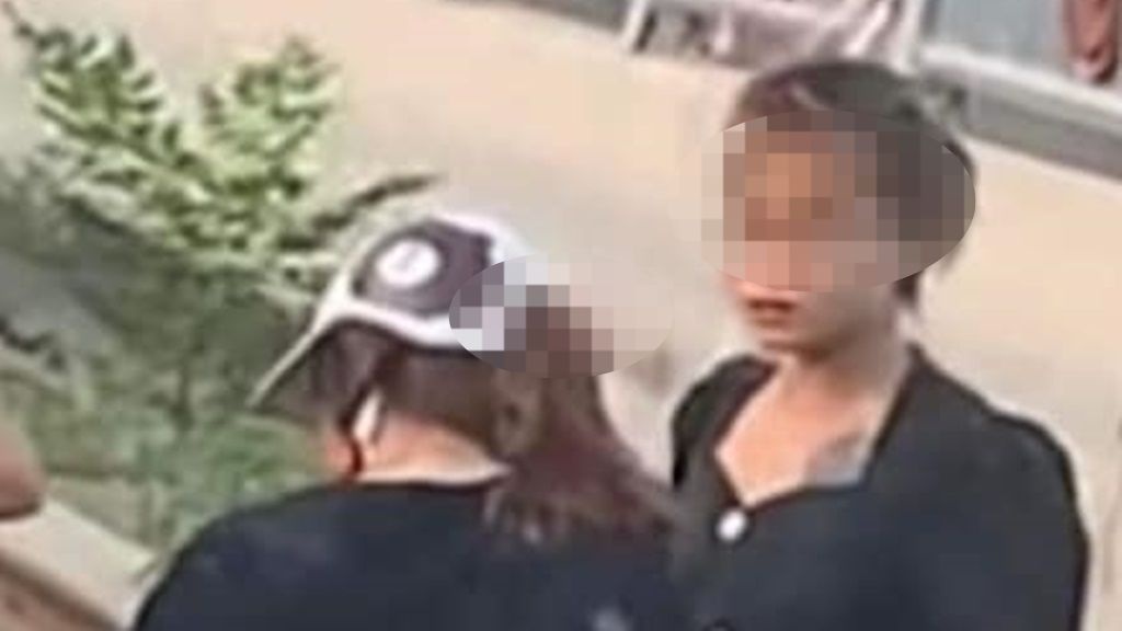 Va chạm xe, cô gái ra tay tát người khác chảy máu mũi miệng: Dân mạng bất bình