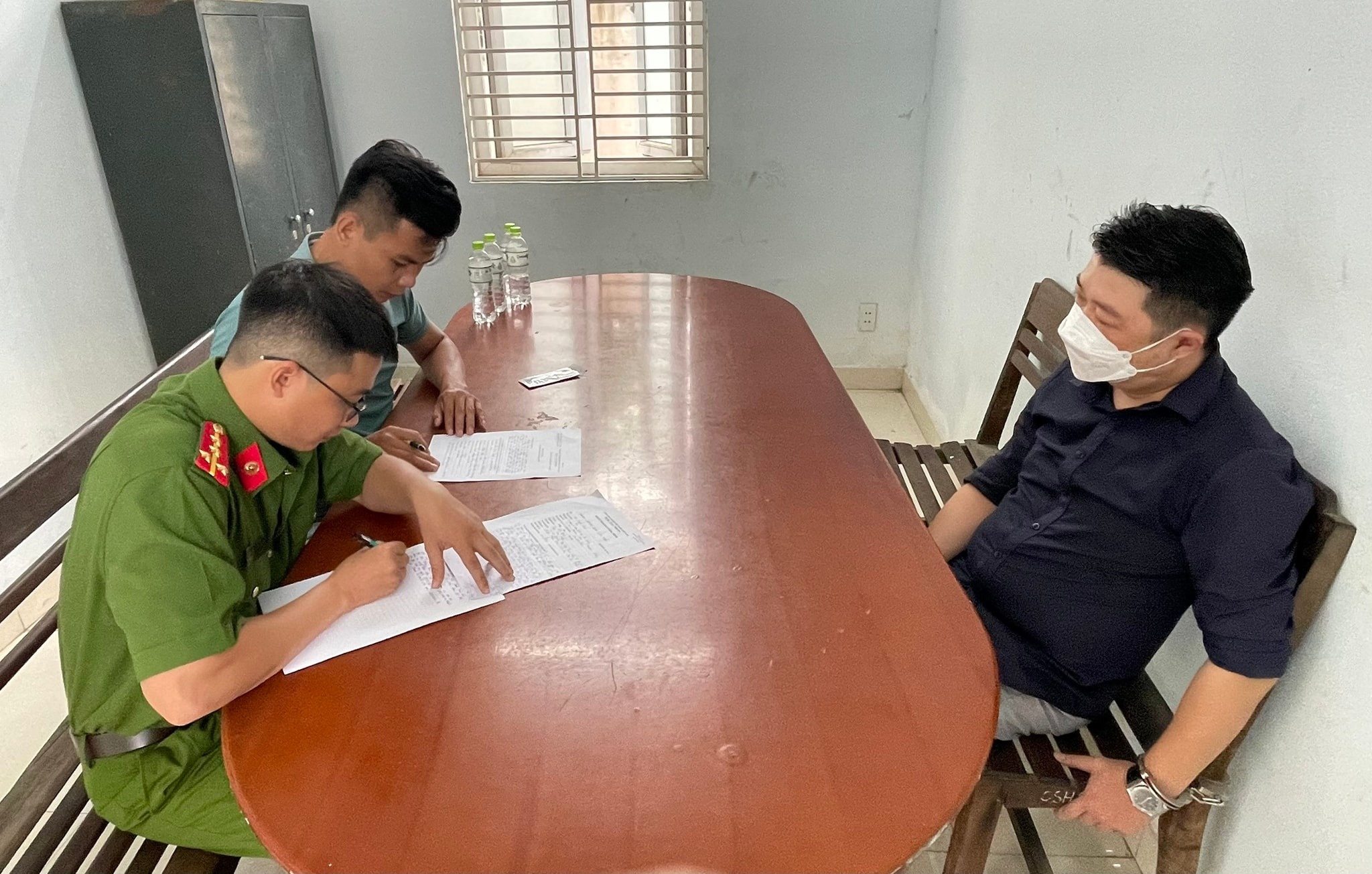 Đà Nẵng: Chở người yêu không đội mũ bảo hiểm còn tông vào lực lượng 911