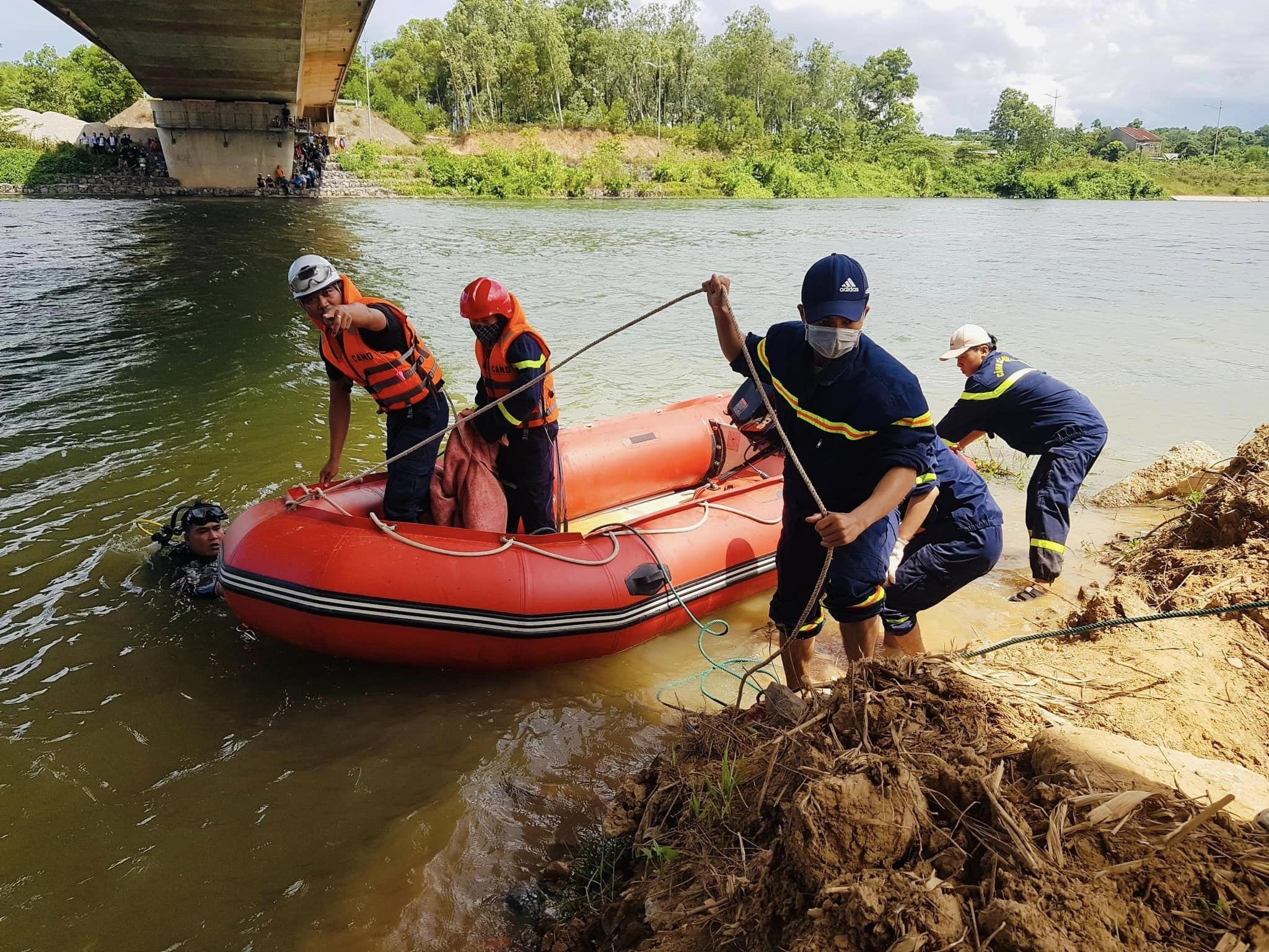 Quảng Trị: Vớt được thi thể nạn nhân 21 tuổi nhảy cầu sông Hiếu