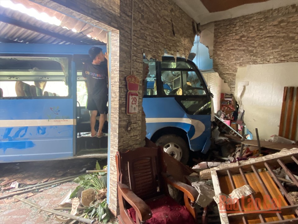 Xe khách chở 28 người mất lái, tông sập tường nhà dân
