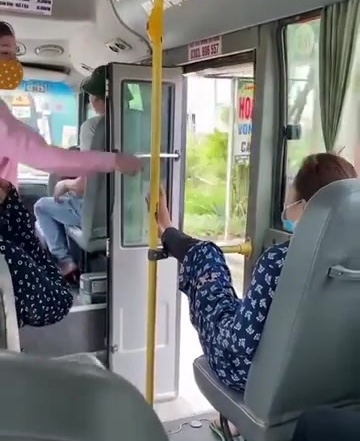 Nữ hành khách ngang ngược gác chân trên xe buýt còn thách thức: 'Chả ảnh hưởng ai!'`