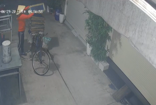 TP.HCM: Đi nhặt ve chai, người phụ nữ trộm sạch khung in của cơ sở in ấn