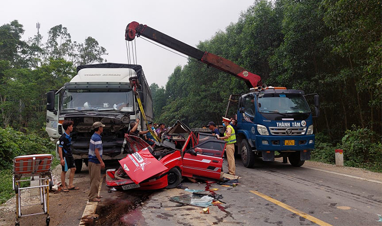 Ôtô vỡ nát sau tai nạn, một người chết