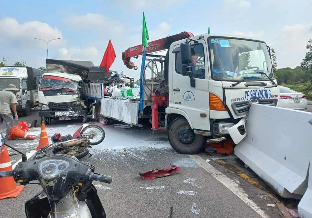 Ôtô tải tông xe sơn đường, một người chết