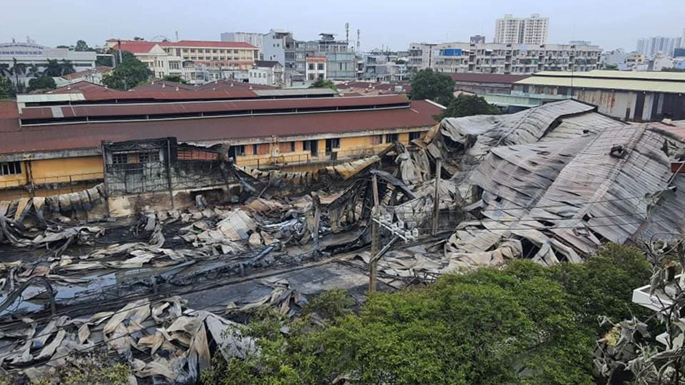 Cháy kho hàng, sơ tán hàng trăm sinh viên