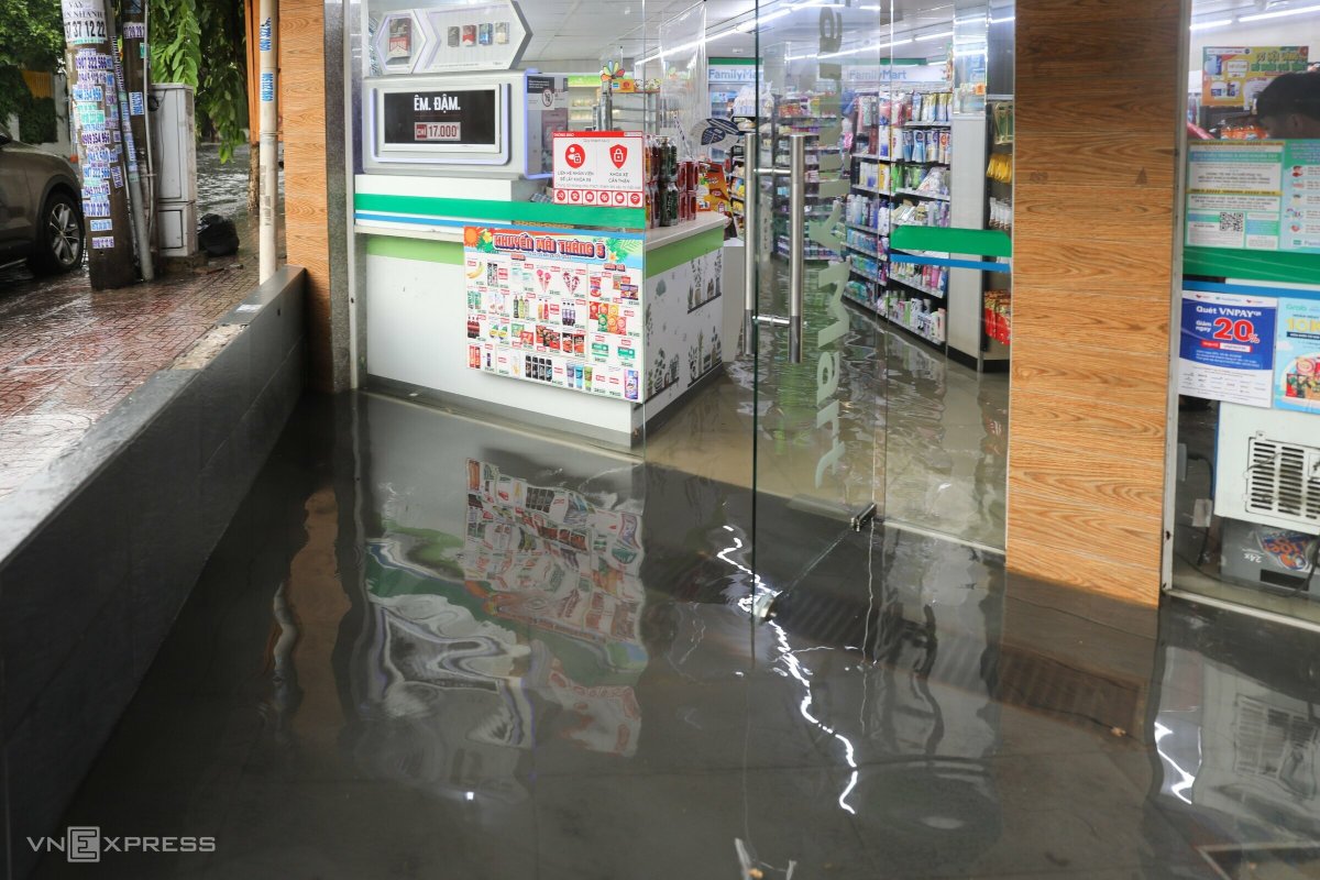 Nhiều đường TP Thủ Đức mênh mông nước sau mưa lớn