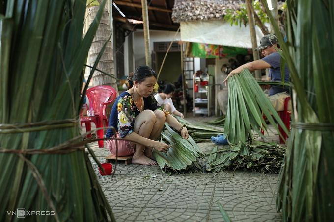 Làm nhà lá dừa cho khu du lịch