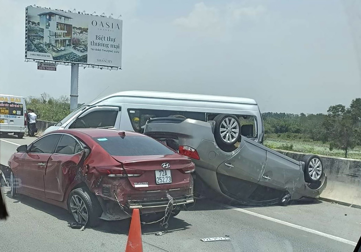 Ba ôtô tông liên hoàn ở cao tốc TP HCM - Long Thành