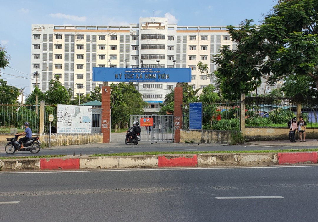 TP.HCM: Chém người trước KTX ĐH Sư phạm Kỹ thuật, nam sinh 17 tuổi lìa ngón tay