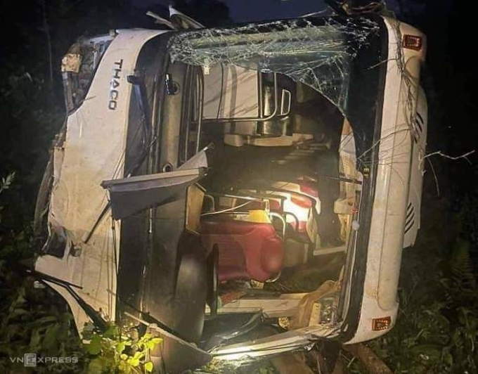 Xe khách lao xuống vực, ba người chết