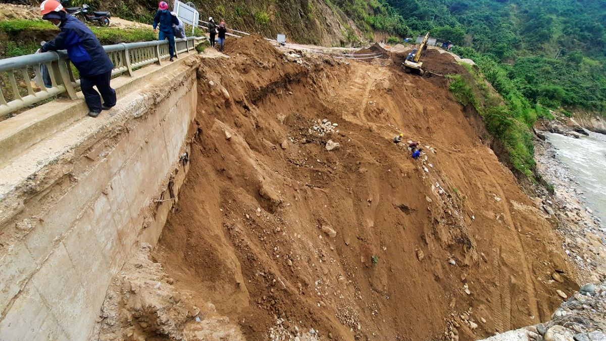 Người dân bám lan can đi qua cầu