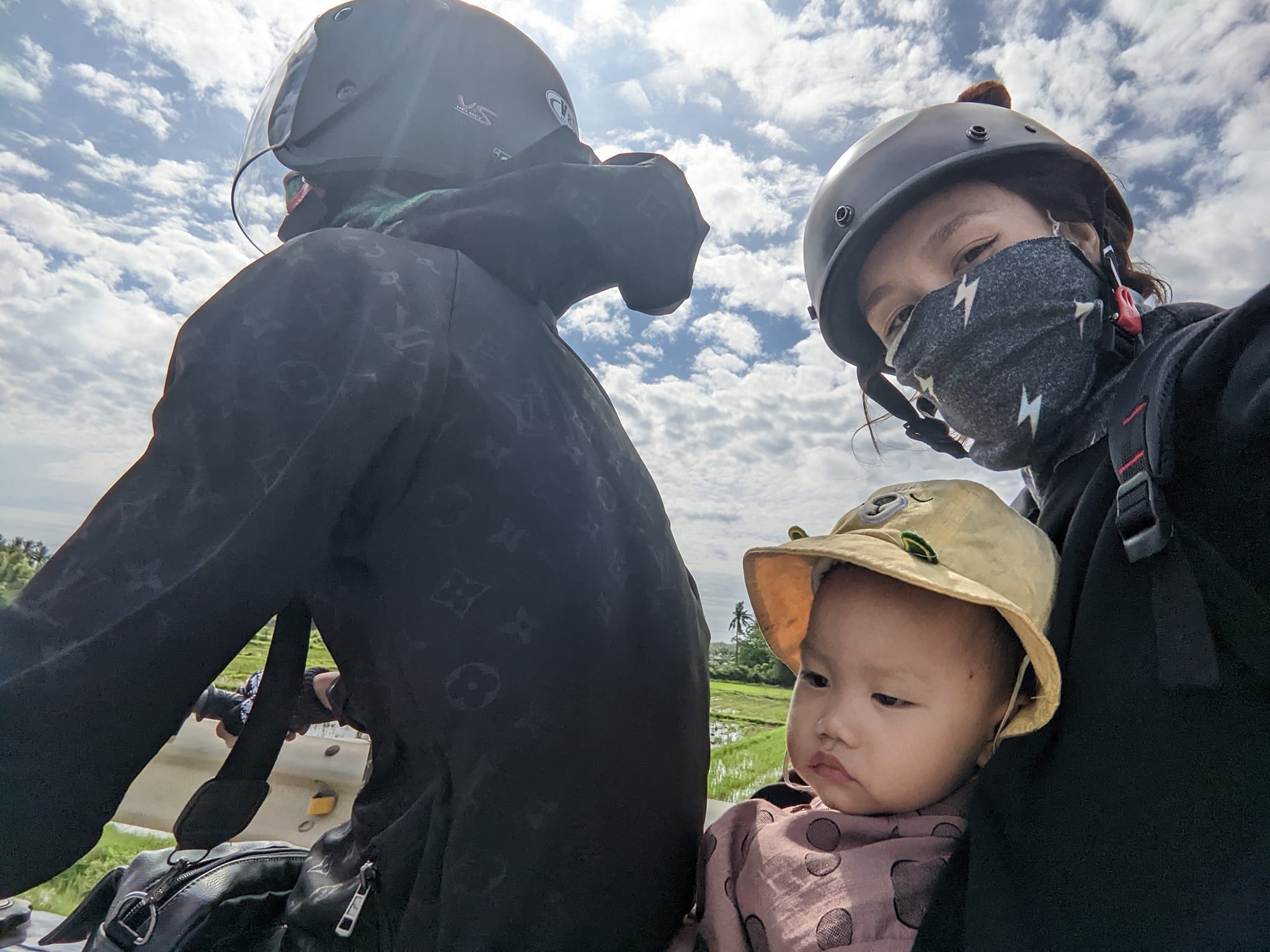 Cha mẹ đưa con 17 tháng tuổi đi phượt bằng xe máy: Cư dân mạng ào ào xin kinh nghiệm