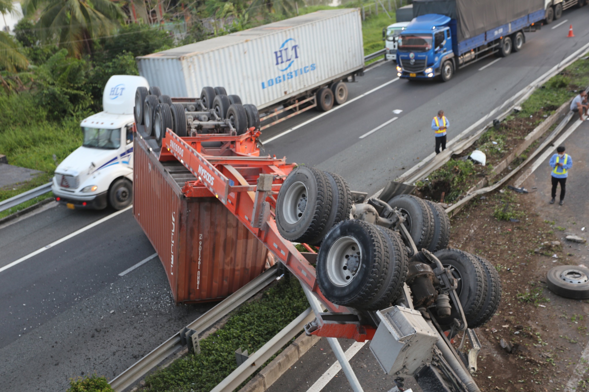 Liên tiếp tai nạn trên cao tốc TP.HCM -