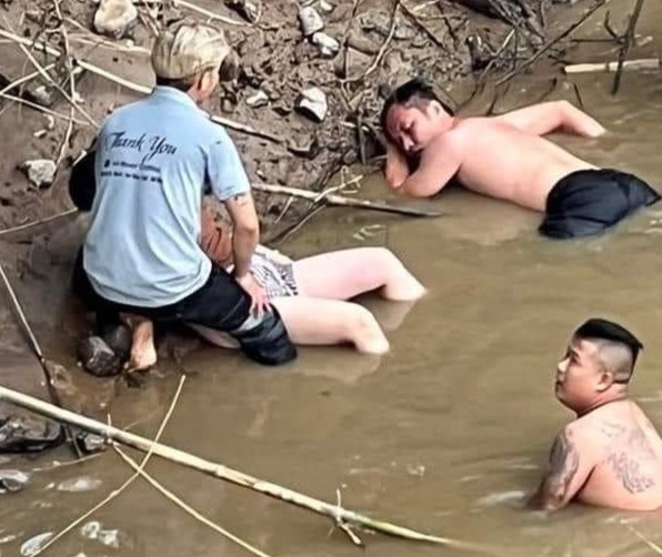 'Mưa' lời khen cho nhóm thanh niên lao ra khúc sông 'tử thần' cứu cô gái