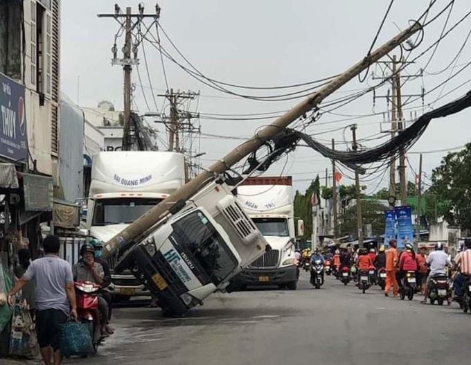 Trụ điện đè ôtô