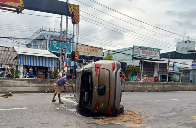 Ôtô lộn nhào trên quốc lộ 1A