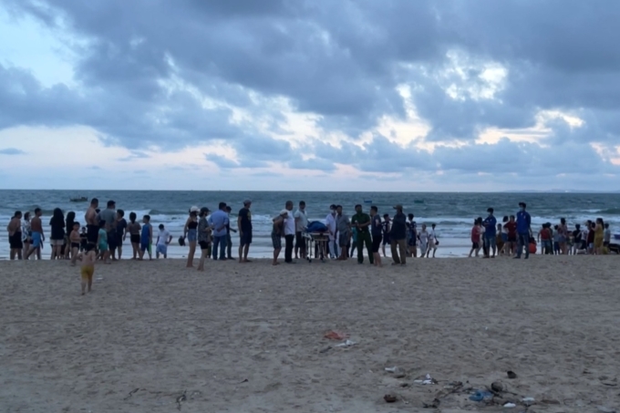 4 du khách bị sóng cuốn khi tắm biển Mũi Né