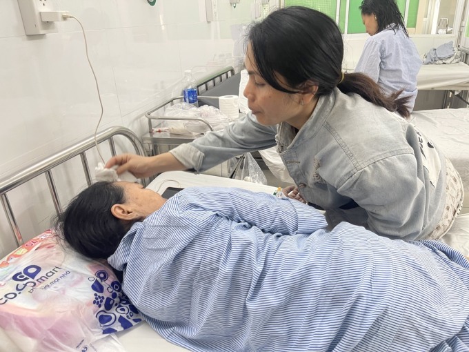 Nỗ lực cứu 11 người khỏi căn nhà rực lửa