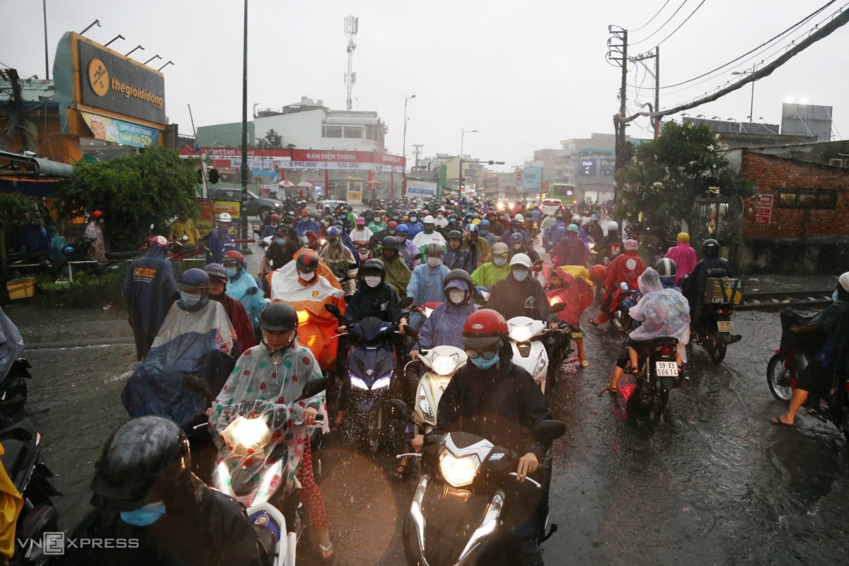 Trung tâm TP HCM ngập sau mưa lớn