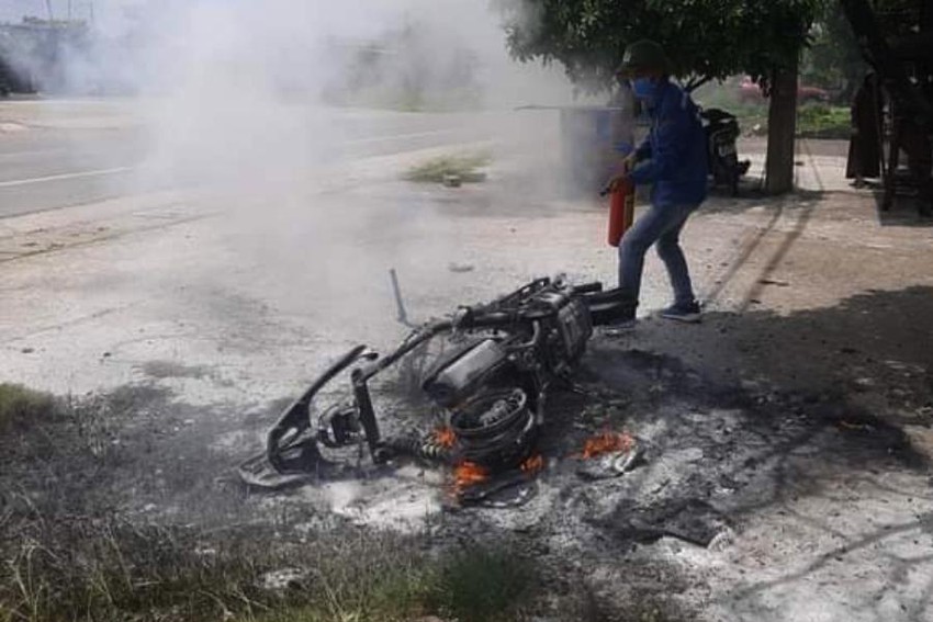 Giận vợ, chồng châm lửa đốt xe tay ga